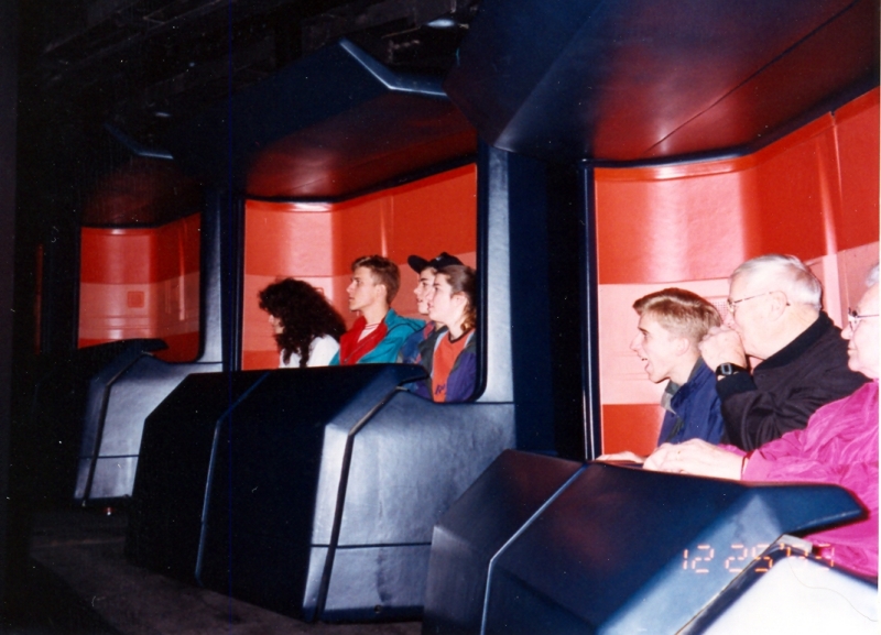 Gramphi Remembered/800x600_1993-12-25-Epcot-01.jpg